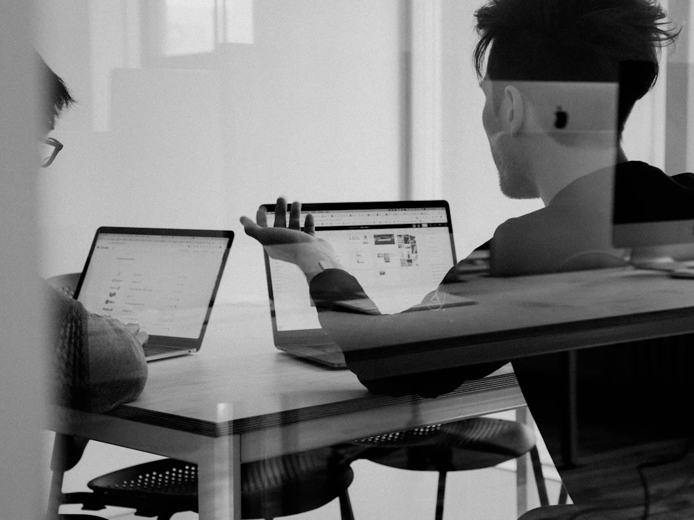 Zusammenarbeit am Laptop als Symbolbild für CRM-Prozesse