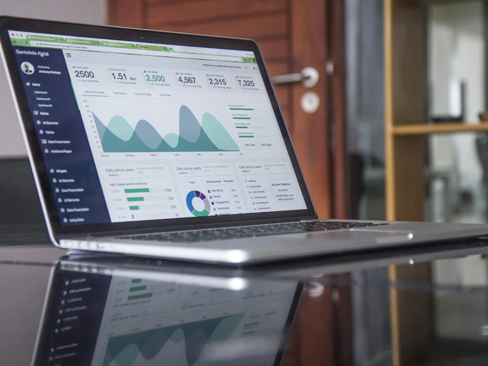 Laptop mit Analyse-Dashboard als Symbolbild für SEO