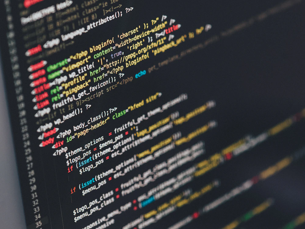 Quellcode auf einem Bildschirm als Symbolbild für Webentwicklung