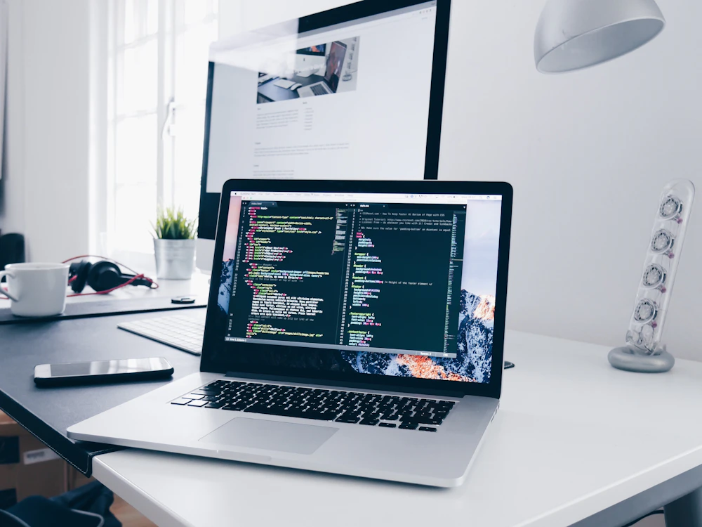 Arbeitsplatz mit Laptop und Bildschirm als Symbolbild für Webdesign